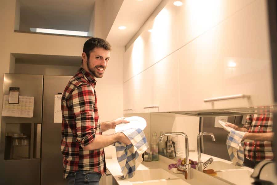 Imagen de Como limpar a geladeira: passo a passo prático e produtos ideais