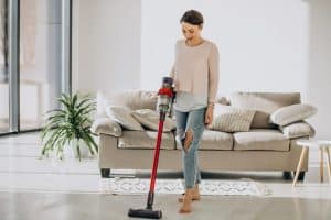 Aspirador vertical vs horizontal: qual ocupa menos espaço e pesa menos