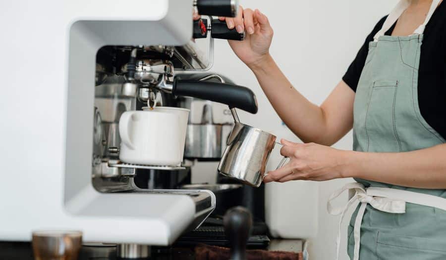 Base de cafeteira italiana sobre a boca do fogão a gás