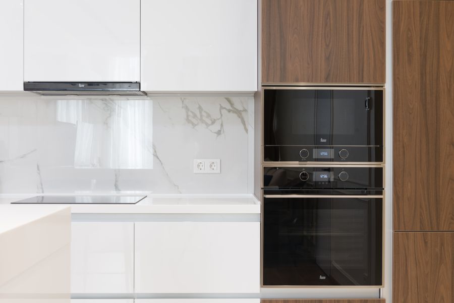 Cozinha moderna com micro-ondas embutido digital