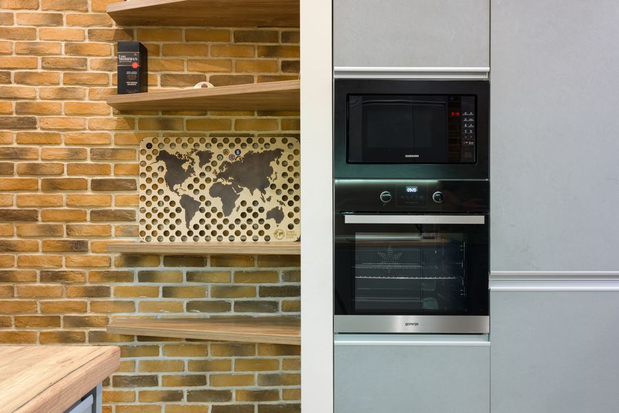 Cozinha moderna com micro-ondas embutido