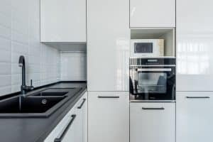 Micro-ondas com grill vs convencional: diferenças de tamanho, uso e instalação