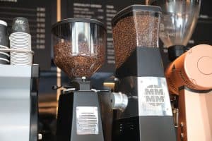 Cafeteira com moedor vs sem moedor: medidas, manutenção e qual escolher